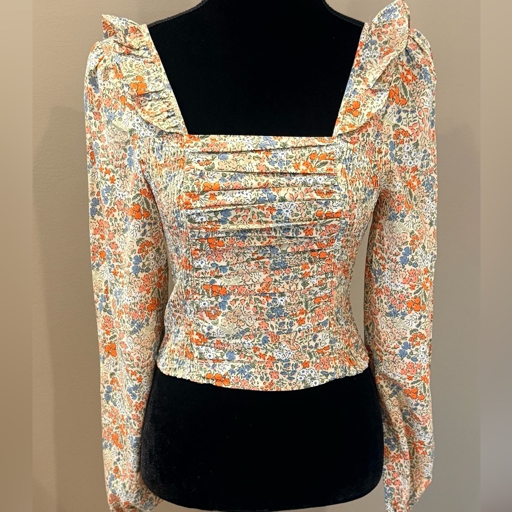 NWT Women’s MITTOSHOP smocked floral long sleeve crop top- Size small
